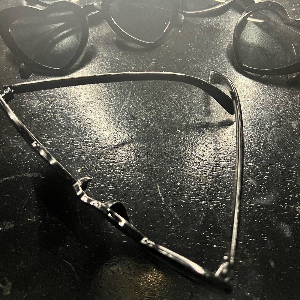 Black heart shaped glasses - Picture 3 of 3